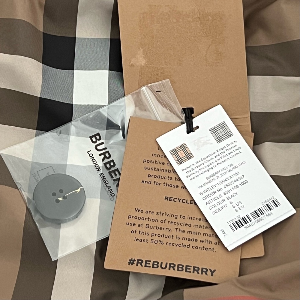 Burberry Down Puffer Coat in Black - Picture 15 of 15
